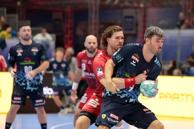 Im Pokalduell: Löwen-Spieler Jacob Lassen (mit Ball) im Zweikampf mit dem Melsunger Johannes Golla. | Foto: Fischer/PIX-Sportfotos