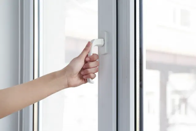 Gut gedämmte Fenster können Wärmeverluste reduzieren und Heizkosten sparen. Wie sich Wärmeschutzverglasung erkennen lässt und was bei einer energetischen Fenstersanierung wichtig ist, zeigt die Verbraucherzentrale Rheinland-Pfalz in einem kostenlosen Web-Seminar am 21. Oktober. | Foto: Pixel-Shot/stock.adobe.com