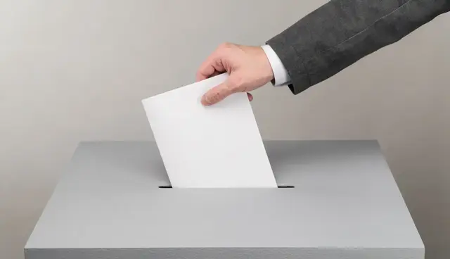 maischberger ordnet die Debatte um eine mögliche Bürgermeisterin in Berlin und Karin Priens Forderungen an Grüne und SPD ein. | Foto: warloka79/stock.adobe.com