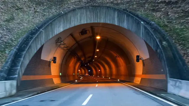 Einfahrt in den Hörnchenbergtunnel auf der A62 bei Landstuhl.