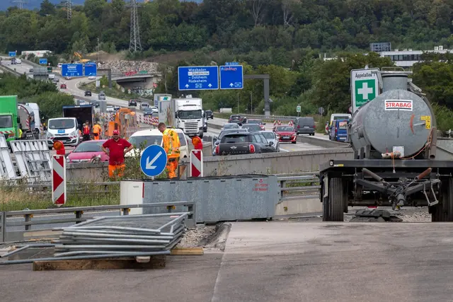 Am Schiersteiner Kreuz laufen seit Jahren Bauarbeiten. (Archivbild)  | Foto: Helmut Fricke/dpa
