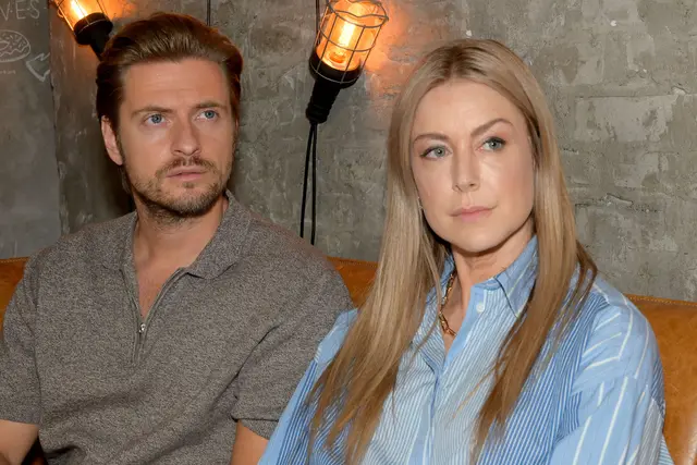 Philip und Jessica werden von John komplett ignoriert. Dabei hat Philip eine überraschende Nachricht: Er will Jessica heiraten. | Foto: RTL / Rolf Baumgartner