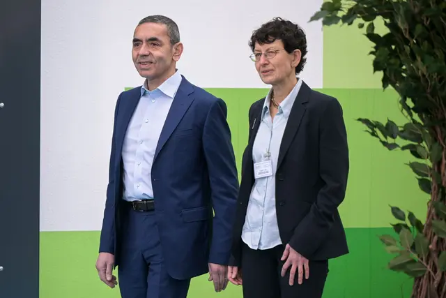 Die Biontech-Gründer Ugur Sahin und Özlem Türeci hatten im Frühjahr angekündigt, das Unternehmen verlassen und ein neues gründen. (Archivbild) | Foto: Sebastian Christoph Gollnow/dpa
