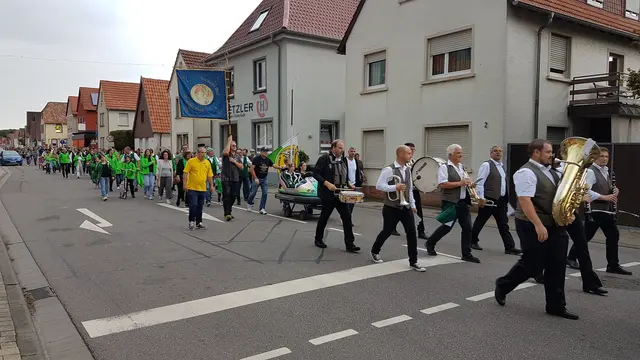 Mit dem traditionellen Kerweumzug, an dem sich auch Kinder- und Jugendgruppen beteiligen, beginnt am Freitag der Offenbacher Jahrmarkt. | Foto: Verbandsgemeinde Offenbach an der Queich