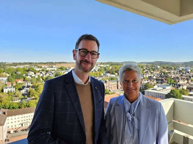 Oberbürgermeisterin Beate Kimmel (rechts) und Jens Jenssen auf dem Rathausdach | Foto: Stadt KL/gratis