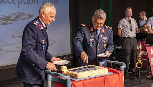 Oberst Kaufmann und Generalmajor Gräfe beim Anschneiden der Geburtstagstorte zu "70 Jahre Luftwaffe". | Foto: Stefan Layes