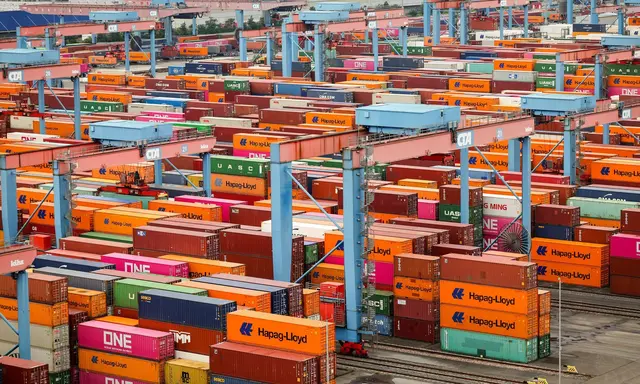 Bis Container in Seehäfen wie Rotterdam oder Antwerpen ankommen, kann es ein schwieriger Weg sein. (Symbolfoto) | Foto: Christian Charisius/dpa