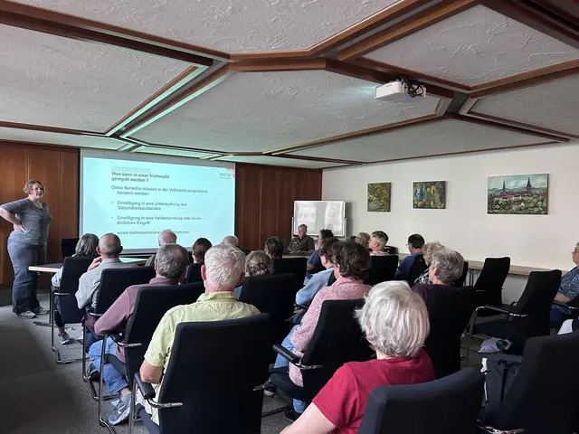 Publikum verfolgt einen Vortrag im Wappensaal. | Foto: Verbandsgemeindeverwaltung Edenkoben und Pflegestützpunkt Edenkoben – Herxheim – Offenbach
