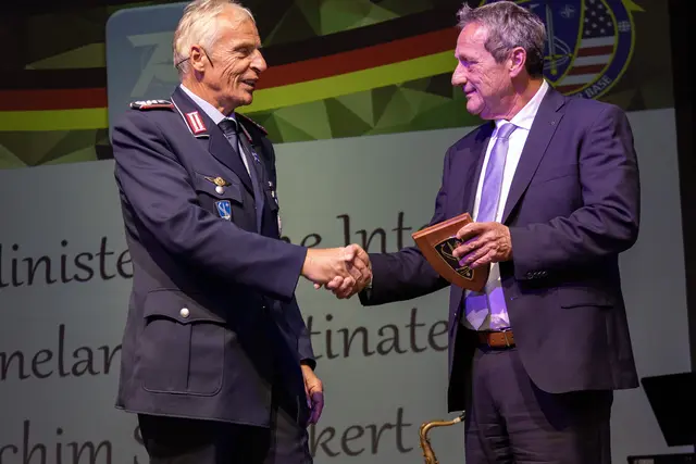 Ein Wappen mit Widmung als Dankeschön gab es von Oberst Stefan Kaufmann für Innenminister Achim Schwickert. | Foto: Stefan Layes