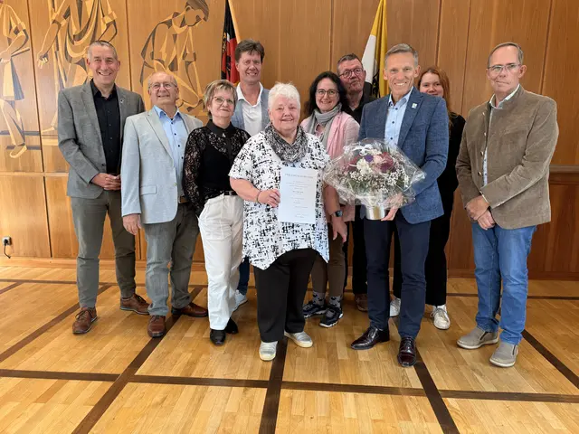 Elke Reiß (Mitte) aus Katzweiler erhielt für ihr vielfältiges ehrenamtliches Engagement die Ehrennadel des Landes Rheinland-Pfalz | Foto: Kreisverwaltung KL/gratis