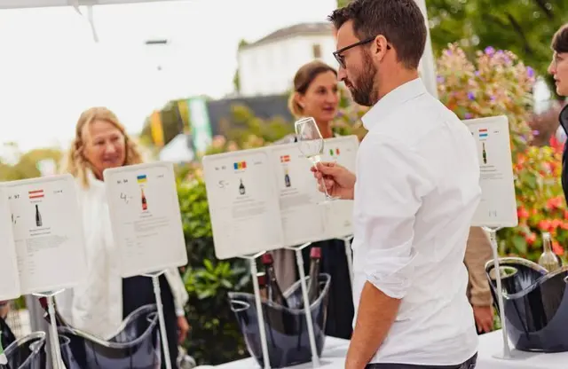 Junge Winzer bringen bei der Jungwinzer-Matinée auf dem Hetzelplatz ihre Weine ins Glas und laden zum Entdecken und Genießen ein. | Foto: Stadtmarketing/Daniel Löwedey