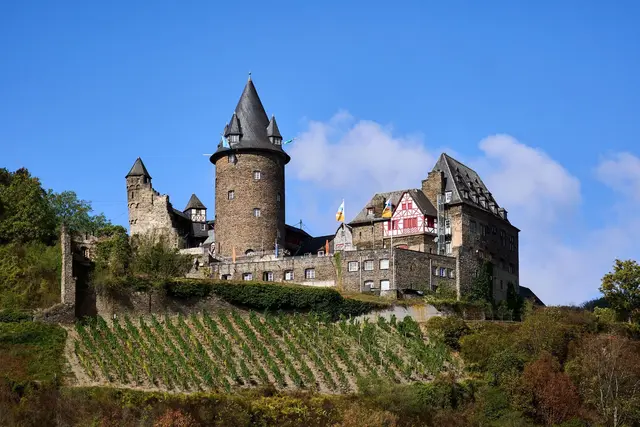 So sonniges Wetter wie hier in Bacharach am Rhein wartet auch in den kommenden Tagen. | Foto: Sascha Ditscher/dpa