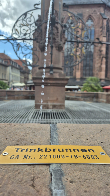 Der historische Herkulesbrunnen auf dem Marktplatz in der Heidelberger Altstadt ist jetzt auch als Trinkwasserbrunnen nutzbar. | Foto: Stadt Heidelberg