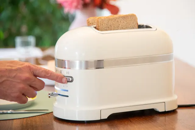 Wichtige Kriterien beim Kauf eines Toasters: Funktionen, Reinigung und Sicherheitsmerkmale. | Foto: TÜV SÜD/ Conny Kurz