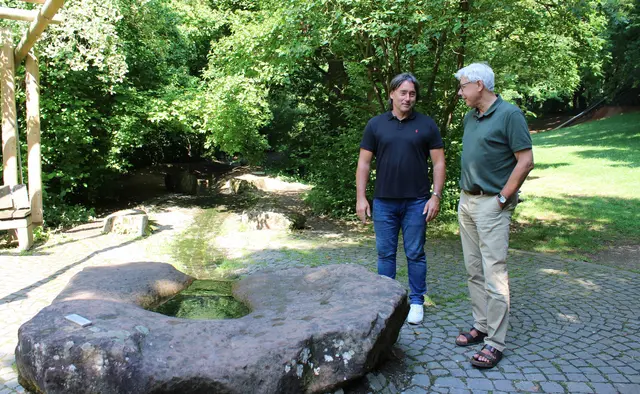 Am Quellstein des Bachlaufs: Gerhard Prottung (links), Leiter des Referats Grünflächen, und Thomas Wiesner von der Stadtbildpflege | Foto: Monika Klein
