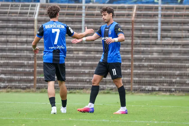 Lovis Bierschenk gratuliert im Testspiel SV Waldhof gegen SV Elversberg dem Mannheimer Doppeltorschützen Masca (rechts).
 | Foto: Reindel/PIX-Sportfotos