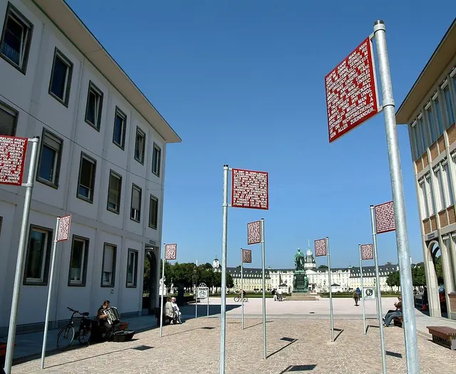Auf dem Platz der Grundrechte gibt es am Montag Kunstaktionen und eine Performance unter freiem Himmel. | Foto: Stadt Karlsruhe, Monika Müller-Gmelin