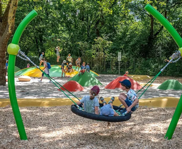 Wenn Spielgeräte aus Sicherheitsgründen gesperrt sind, stehen auf Karlsruher Spielplätzen Bauzäune um betroffene Bereiche. | Foto: Stadt Karlsruhe, PIA, Monika Müller-Gmelin