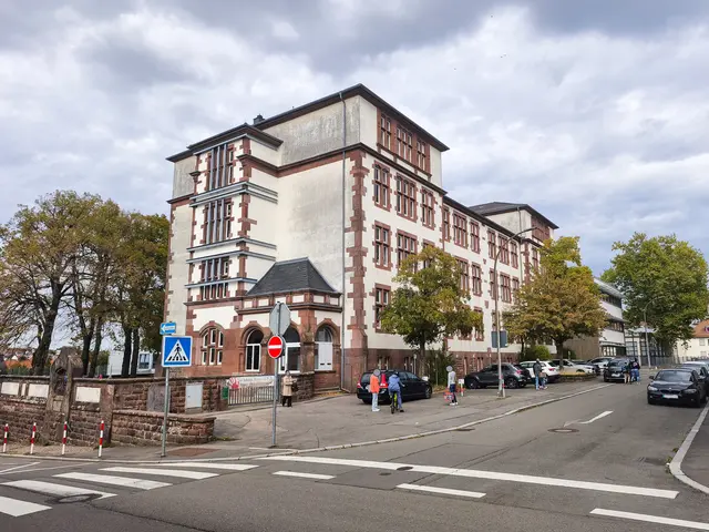 Horebschule in Pirmasens mit Straße und Gehweg vor dem Schulgebäude.