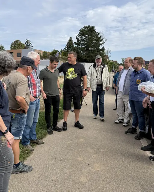 Landrat Volker Knörr und Werkstätten-Beschäftigter Philipp Erbach tauschen für einen Tag ihre Arbeitsplätze. | Foto: Rhein-Pfalz-Kreis.