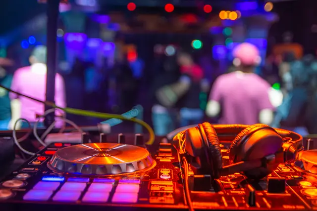 Beim neuen Format „Run & Rave“ laufen Teilnehmende in Ludwigshafen mit Techno-Beats am Rhein entlang. | Foto: Gonzalo vidaña/stock.adobe.com