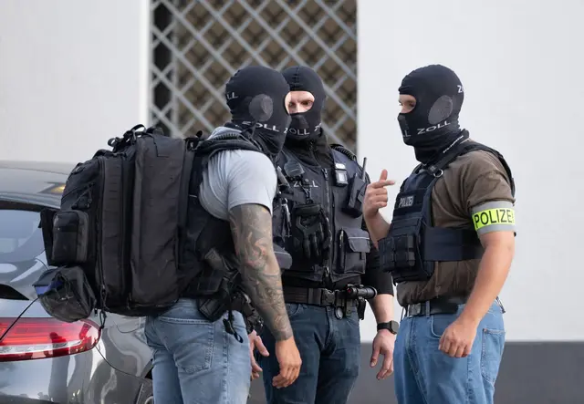 Im Zuge von Durchsuchungen in einem Drogenverfahren im Saarland nahmen Ermittler auch ein Objekt in Frankfurt ins Visier.  | Foto: Boris Roessler/dpa