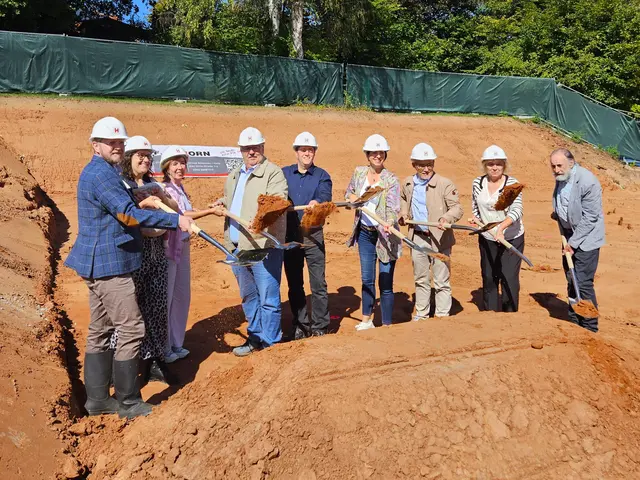 Mit einem Spatenstich hat in Erfenbach der Bau des neuen Gebäudes für die protestantische Kita Knirps begonnen: Pfarrer Friedhelm Meier (v. l.), Pfarrerin Karin Schwartz, Architektin Barbara Hort, Bauleiter Thomas Bernhart, Kita-Leiter Pascal Wilking, Beigeordnete Anja Pfeiffer, Jugendreferatsleiter Ludwig Steiner, Sonja Noseck, Verwaltungsleiterin und Geschäftsführerin des Kita-Verbunds Nordpfalz, und Erfenbachs Ortsvorsteher Paul Peter Götz | Foto: Stadt KL/gratis