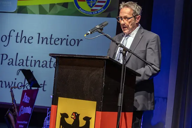 Der rheinland-pfälzische Innenminister Achim Schwickert bei seiner Ansprache. | Foto: Stefan Layes