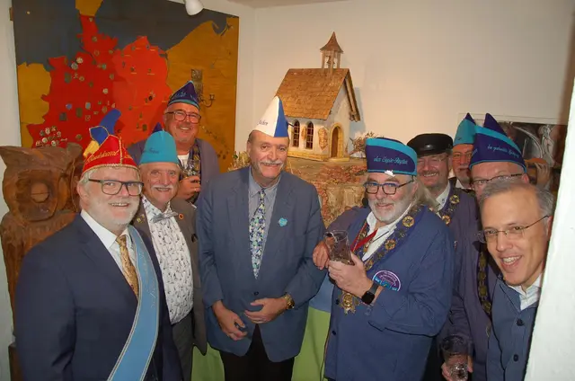 Schlaraffen erinnern mit Kapellenmodell an die Wurstmarkt-Geschichte | Foto: Schlaraffia An der Weinstrasse