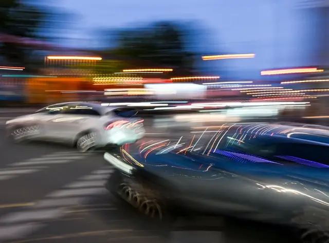 Verzerrte Verkehrswelt: In einem Fall wollte jemand Nutzungsausfall für ein Auto, das er aber nutzte - ging das vor Gericht durch? | Foto: Jens Kalaene/dpa/dpa-mag