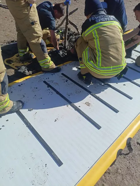 Ein Mann ist am Berghäuser Altrhein bei Speyer bis zur Hüfte im Schlick eingesunken. Die Feuerwehr rettete ihn mit einem pneumatischen Rettungssteg und warnt vor gefährlich weichem Untergrund an Gewässern. | Foto: Brand- und Katastrophenschutz der Stadt Speyer