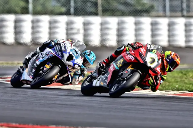 Superbike-Spitzenreiter Lukas Tulovic (Nummer 1) vor Marcel Schrötter, der Zweiter ist | Foto: Thomas Haas