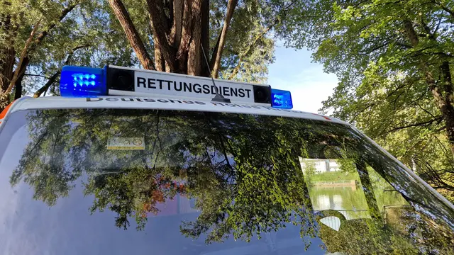 Ein 15-jähriger Mofa-Fahrer ist im Burggraben in der Innenstadt von Kaiserslautern gestürzt und verletzt worden. Sanitäter brachten den Jugendlichen nach dem Unfall in ein Krankenhaus. | Foto: Ralf Vester