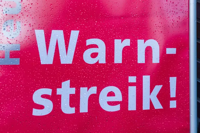 Wer am Freitag mit der avg unterwegs ist, sollte die Verbindung direkt vor der Abfahrt prüfen. Ein ganztägiger Warnstreik beeinsträchtigt den ÖPNV in der Region Karlsruhe und Südpfalz | Foto: penofoto.de/stock.adobe.com