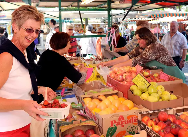 Auf dem Speyerer Wochenmarkt lädt ein Stand zum kurzen Austausch und zum Spenden für soziale Zwecke ein. | Foto: Klaus Venus