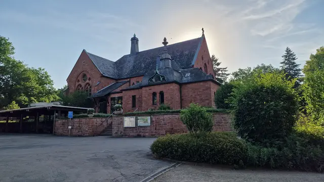 Am Donnerstag hat die Polizei am Hauptfriedhof eine mutmaßliche Betrügerin vorübergehend festgenommen. Die Frau hatte dort einen 85-Jährigen angesprochen und ihm eine Notlage vorgespielt. | Foto: Ralf Vester