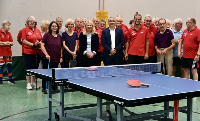 Die Mittwochsgruppe der PPP-Abteilung freut sich über die von der VR-Bank (in der Mitte Fr. Horn und Hr. Bardakci) gespendete neue Tischtennisplatte. | Foto: Hebrank