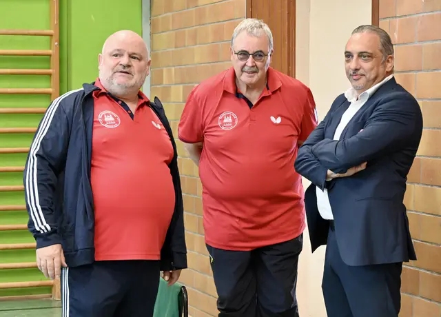 Trainer Niebes und PPP-Abteilungsleiter Hebrank beim Fachsimpeln mit dem Spender Özgür Bardakci von der VR-Bank. | Foto: Hebrank