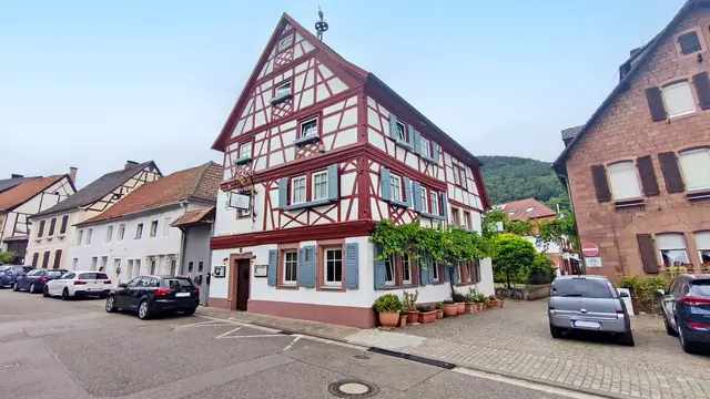 Historische Fachwerkhäuser gehören zum charakteristischen Bild der Annweilerer Altstadt. Bei der Bürgerbeteiligung geht es unter anderem darum, wie Bauen, Wohnen und Leben im Stadtkern künftig gestaltet werden können. | Foto: Erik Stegner
