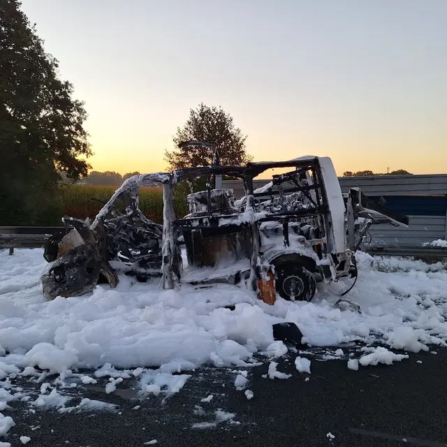 Auf der A1 kurz vor der Anschlussstelle Stuckenborstel ist ein mit Gefahrstoffen beladener Kleintransporter explodiert und in Brand geraten. Die Autobahn wurde wegen Trümmern, Gasbehältern und Löscharbeiten voll gesperrt; verletzt wurde niemand. | Foto: Kreisfeuerwehr Rotenburg (Wümme)