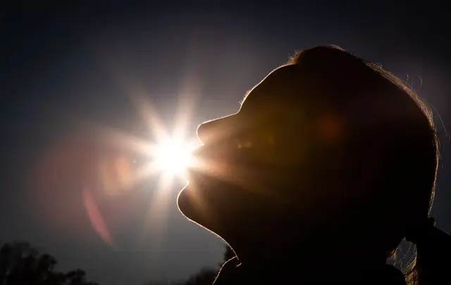 Im Herbst und Winter können wir kaum bis gar kein Vitamin D über die Sonne in der Haut bilden. Aber muss man dann extra welches nehmen? Nicht unbedingt, so Experten. | Foto: Friso Gentsch/dpa/dpa-mag