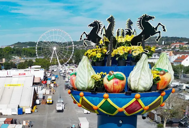 Die Fruchtsäule, dieses Jahr neu, ist ein beliebter Treffpunkt.  | Foto: Bernd Weißbrod/dpa