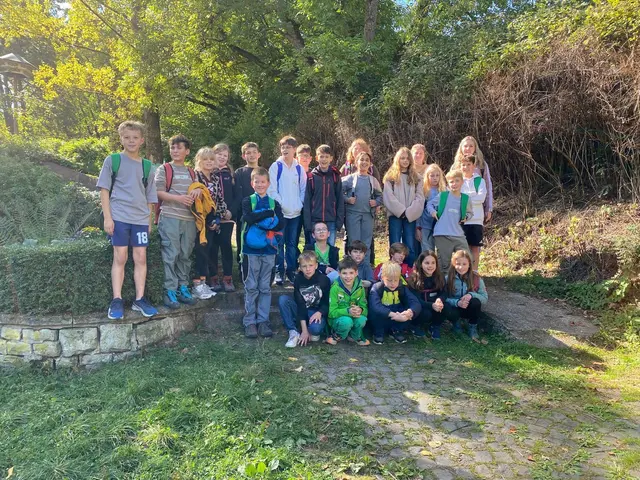 Die Klasse 5d mit den Lehrerinnen Christina Graf und Ann-Kathrin Schmitt sowie der Waldpädagogin Erni Wagner. | Foto: Yvonne Limpert