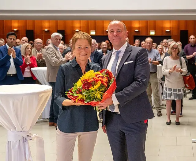 Bei einer Verabschiedung im Bürgersaal nehmen viele Menschen Abschied und zeigen Wertschätzung. | Foto: Stadt Karlsruhe, Boris Burghardt