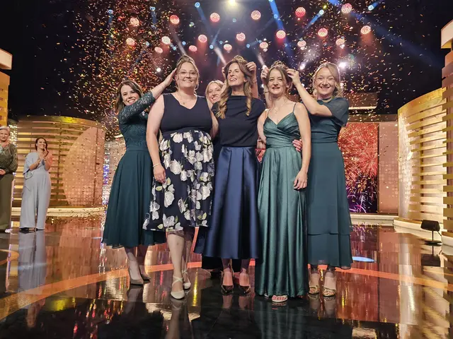 Die neue Deutsche Weinkönigin Paula Löber (Mitte) mit den Deutschen Weinmajestäten Natalie Schäfter (rechts) und Kathrin Knierim (links) bei der Krönung im Neustadter Saalbau. | Foto: Michael Landgraf