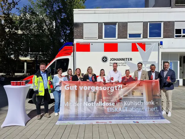 Eine Notfalldose im Kühlschrank und eine Notfallkarte helfen, wichtige Angaben schnell griffbereit zu halten. | Foto: Stadt Viernheim
