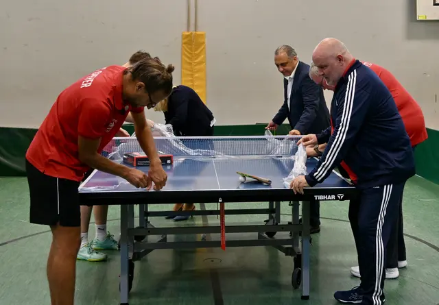 Gemeinsames Auspacken der nagelneuen Tischtennisplatte. | Foto: Hebrank