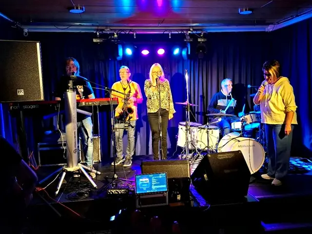 (Mitte) Claudia Degen umringt von Musikern | Foto: Brigitte Melder