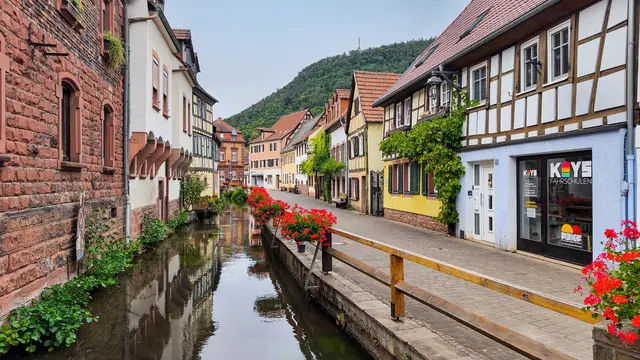 Fachwerk, Queich und begrünte Ufer prägen das Bild der Annweilerer Altstadt. Wie sich der historische Stadtkern künftig entwickeln soll, können die Bürger bei mehreren Werkstätten mitgestalten. | Foto: Erik Stegner