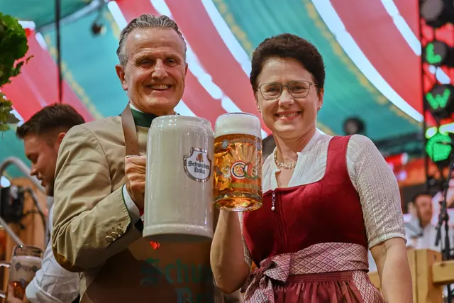 Den ersten Maßkrug überreichte Stuttgarts OB Nopper der Agrarministerin Gentges. | Foto: Marijan Murat/dpa